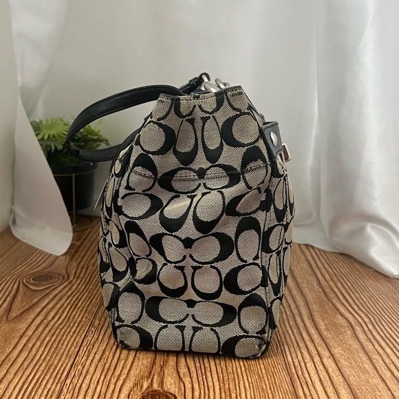 GUC Coach Signature Canvas Shoulder Satchel - Picture 4 of 7